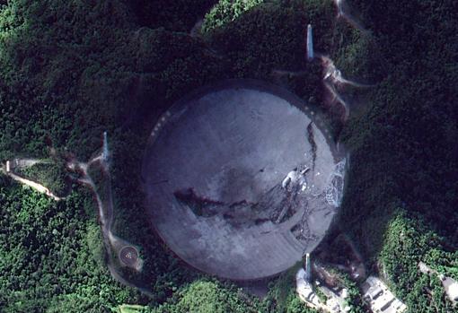 El radiotelescopio de Arecibo, tras su derrumbe